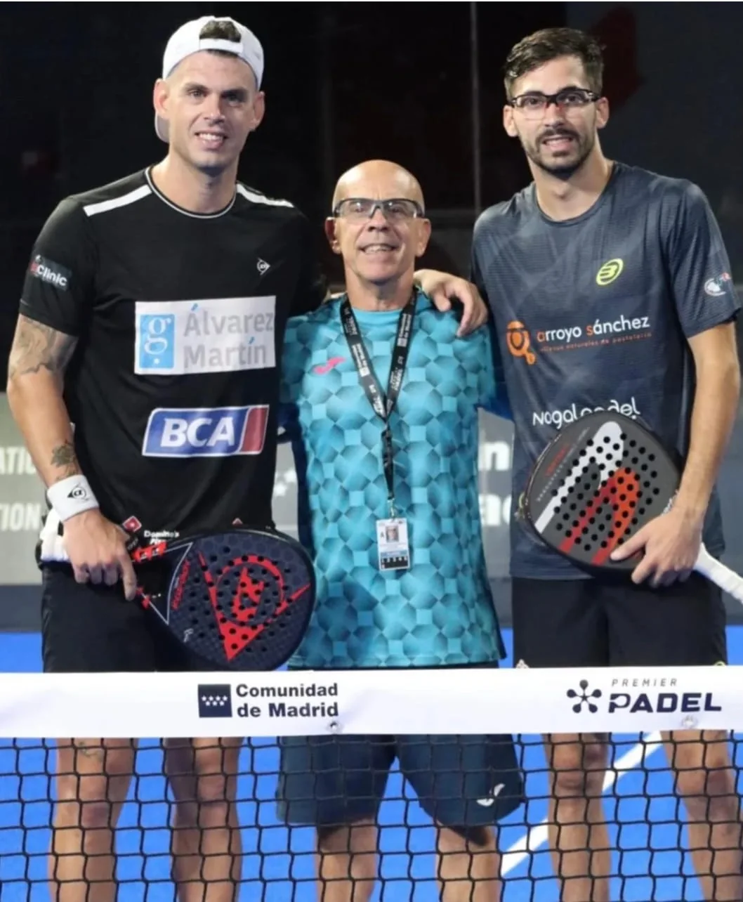Severino Iezzi con dos jugadores en un partido de exhibición